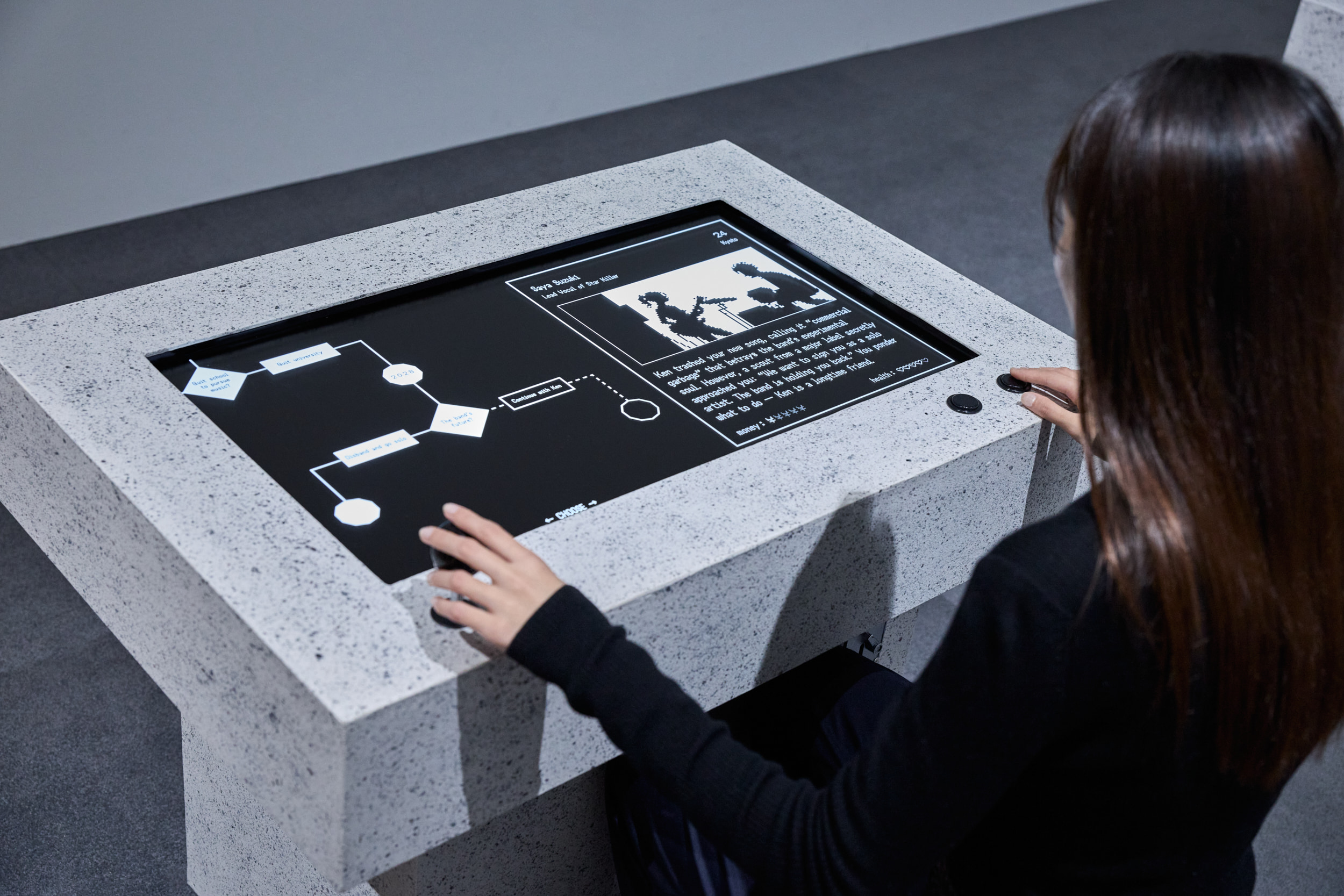 ゲーム筐体で遊ぶ様子